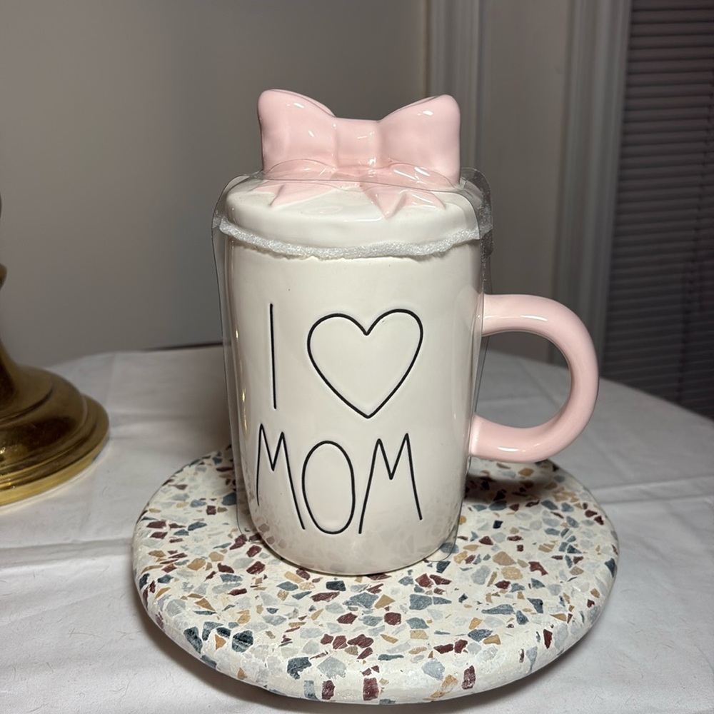 Rae Dunn I ❤️Mom coffee/tea mug with pink bow topper